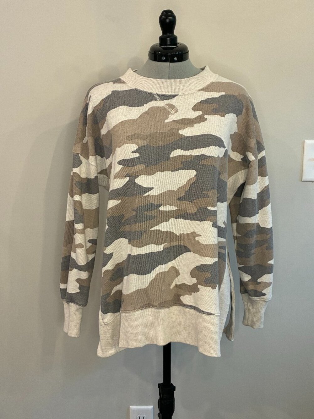 Aerie Camo Crewneck Sweatshirt Women’s Small Neutral Tan Gray Military Print